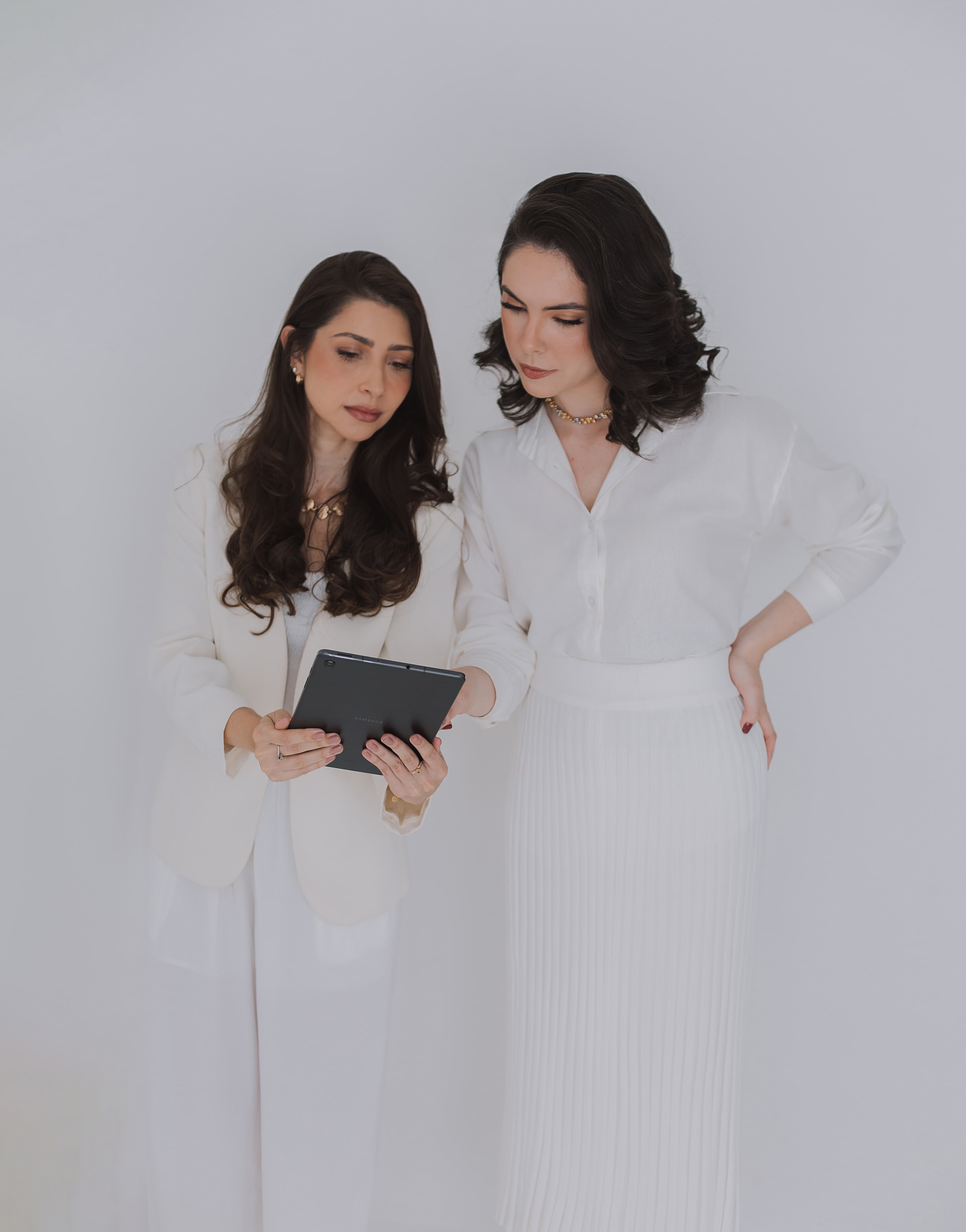 Dimitria e Luize, fundadoras da Enotz Comunicação Clínica