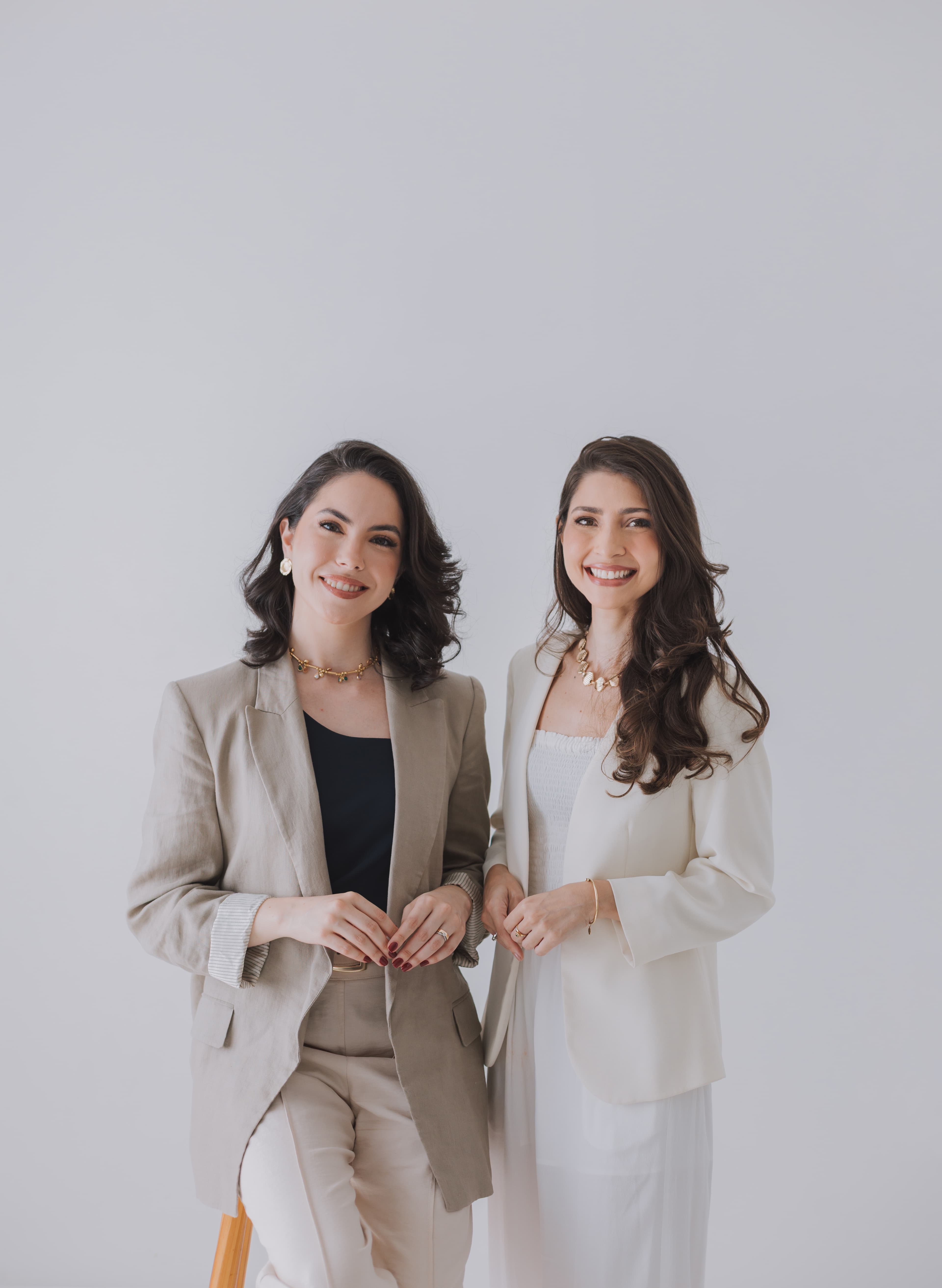 Dimitria e Luize, fundadoras da Enotz Comunicação Clínica