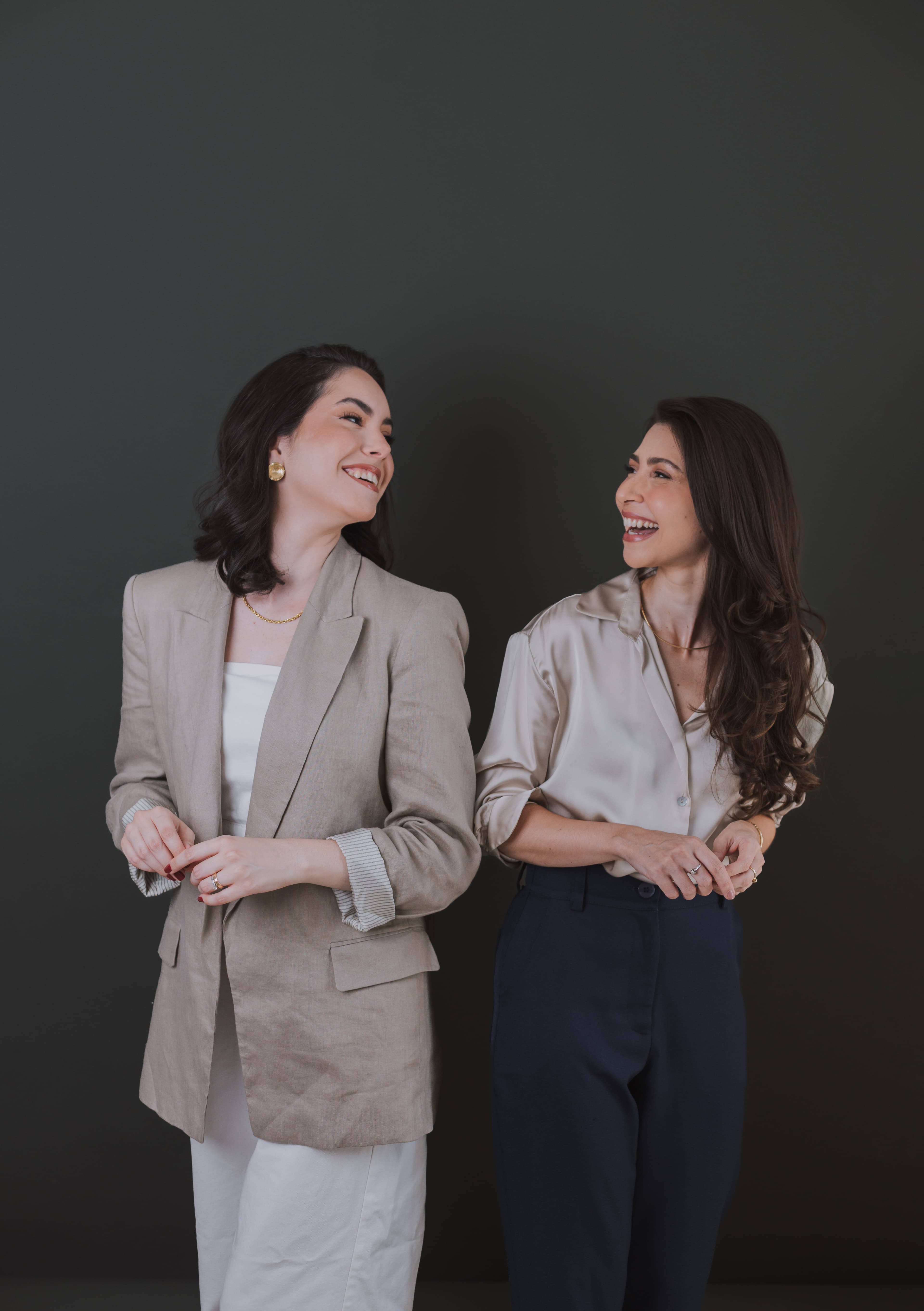 Dimitria e Luize, fundadoras da Enotz Comunicação Clínica